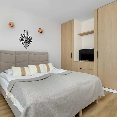 Comfortable With Balcony & Zone By Renters 扎科帕内